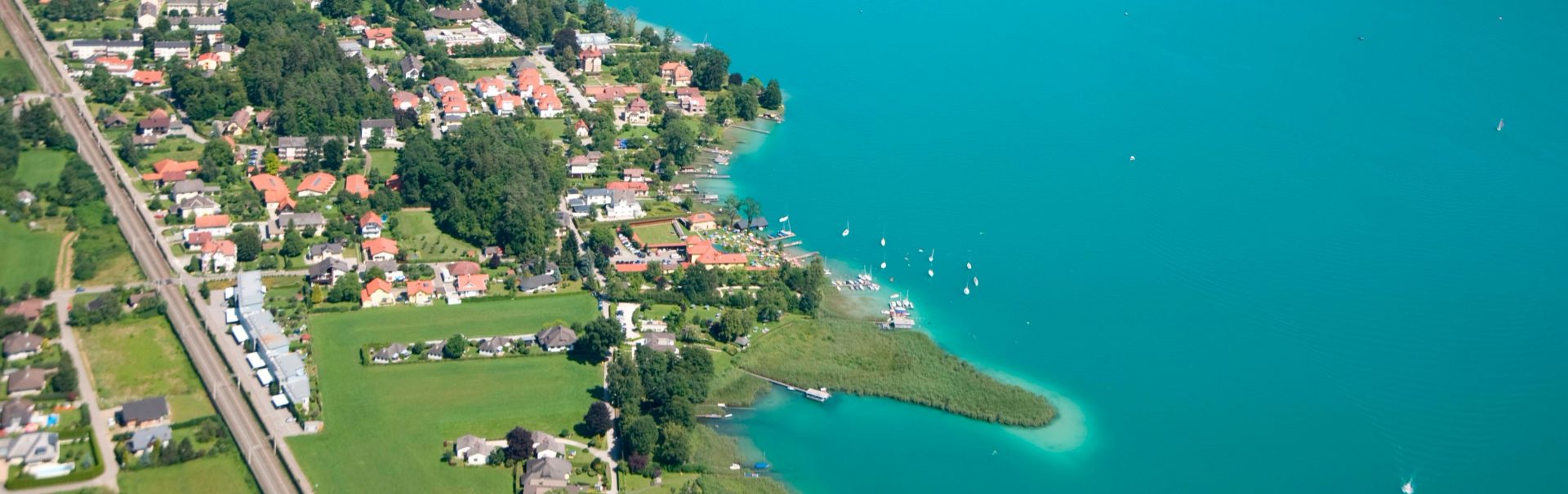 Krumpendorf Luftaufnahme gesamt 950 x 300 Krumpendorf Luftaufnahme gesamt 950 x 300