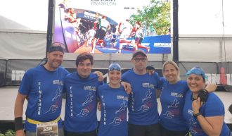 Zwei Gemeindeteams im Finish beim Company Triathlon 2023