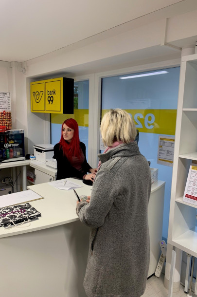 Stefanie Lebitschnig im neuen Postpartner-Shop mit Kundschaft Stefanie Lebitschnig im neuen Postpartner-Shop mit Kundschaft