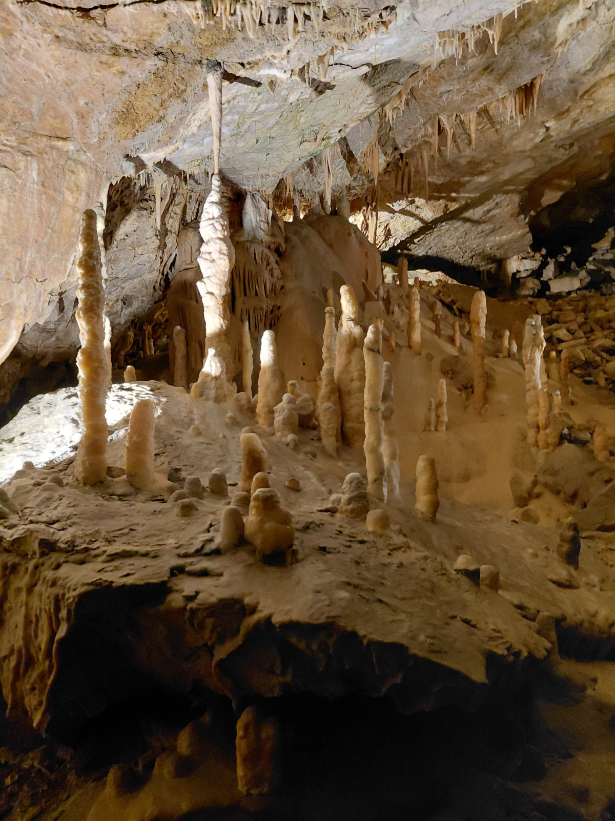 Tropfsteine in einer Höhle in Österreich mit Stalaktiten und Stalagmiten